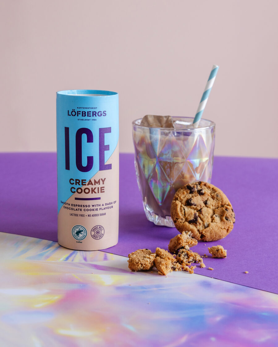 Creamy Cookie jääkahvi, lasi sekä keksejä